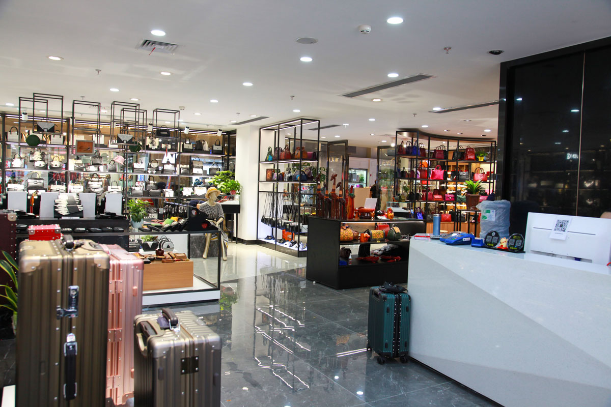 長沙溫爾皮具店裝修設(shè)計效果圖_長沙高橋皮具店裝修_長沙裝修公司_永祺商業(yè)裝飾