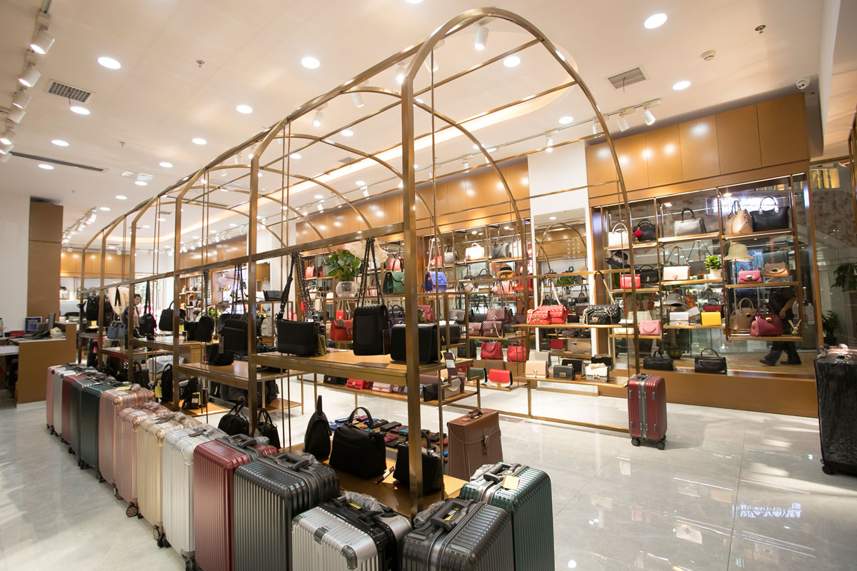 袋鼠皮具高橋店裝修設(shè)計效果圖_長沙高橋皮具城裝修_箱包店面裝修案例_長沙裝修公司_永祺商業(yè)裝飾