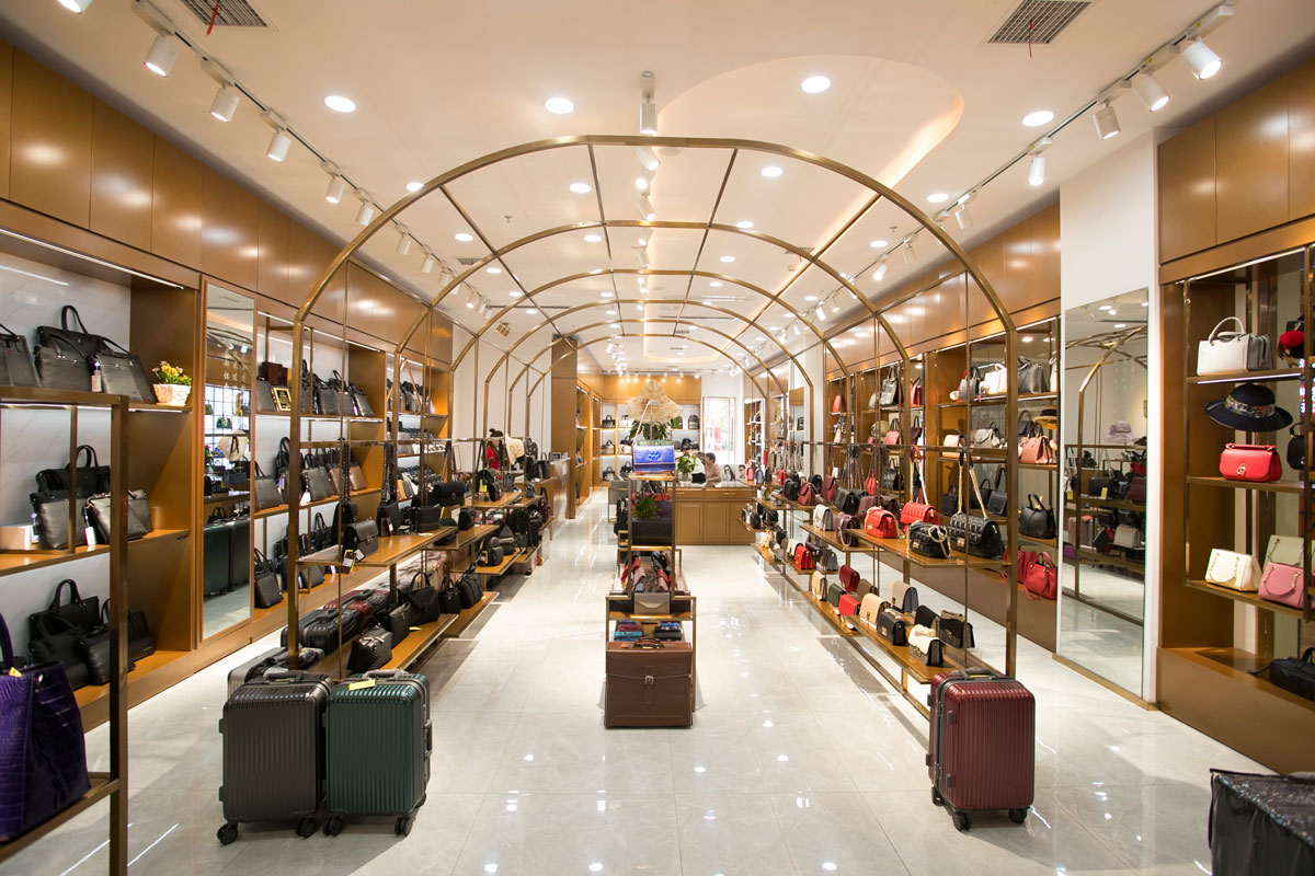 袋鼠皮具高橋店裝修設(shè)計效果圖_長沙高橋皮具城裝修_箱包店面裝修案例_長沙裝修公司_永祺商業(yè)裝飾