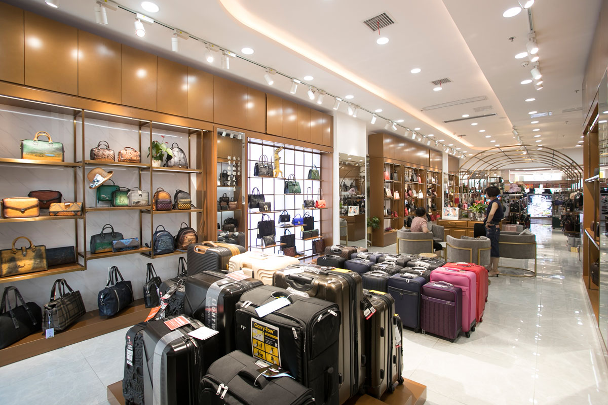 袋鼠皮具高橋店裝修設(shè)計效果圖_長沙高橋皮具城裝修_箱包店面裝修案例_長沙裝修公司_永祺商業(yè)裝飾