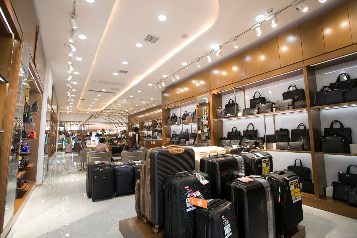 袋鼠皮具高橋店裝修設(shè)計效果圖_長沙高橋皮具城裝修_箱包店面裝修案例_長沙裝修公司_永祺商業(yè)裝飾